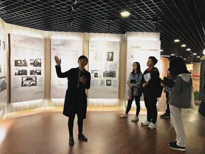 张源源老师为志愿者进行培训.jpg