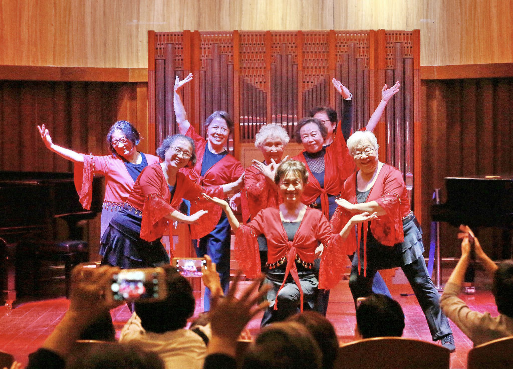beat365退休教职工舞蹈兴趣小组表演《相逢是首歌》