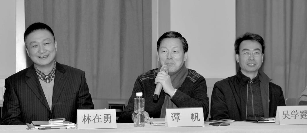 华东师大中文系教授谭帆在研讨会上点评 beat365手机版官网研究生部供图.jpg
