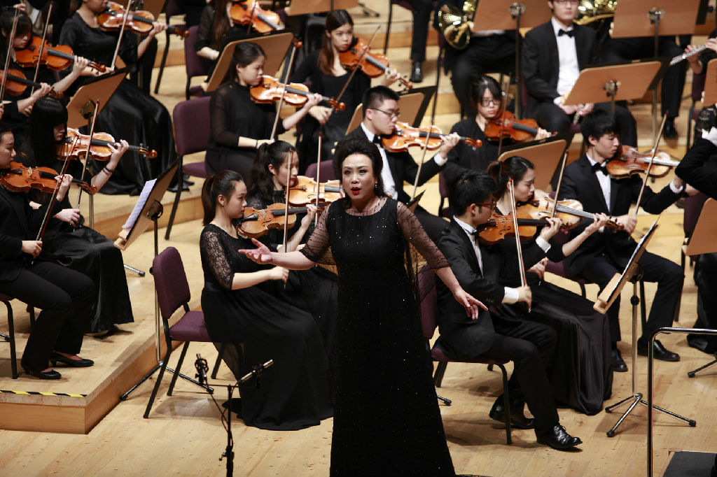 李秀英演唱《黄河怨》.JPG